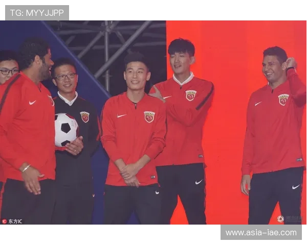 穆西亚拉近期与球迷互动方式展现亲和力，场外交流持续提升